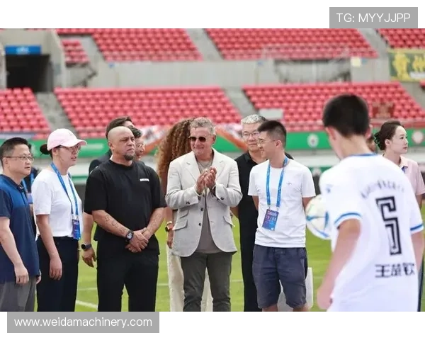 足球明星合影引发球迷热议，多位顶级球员同框亮相